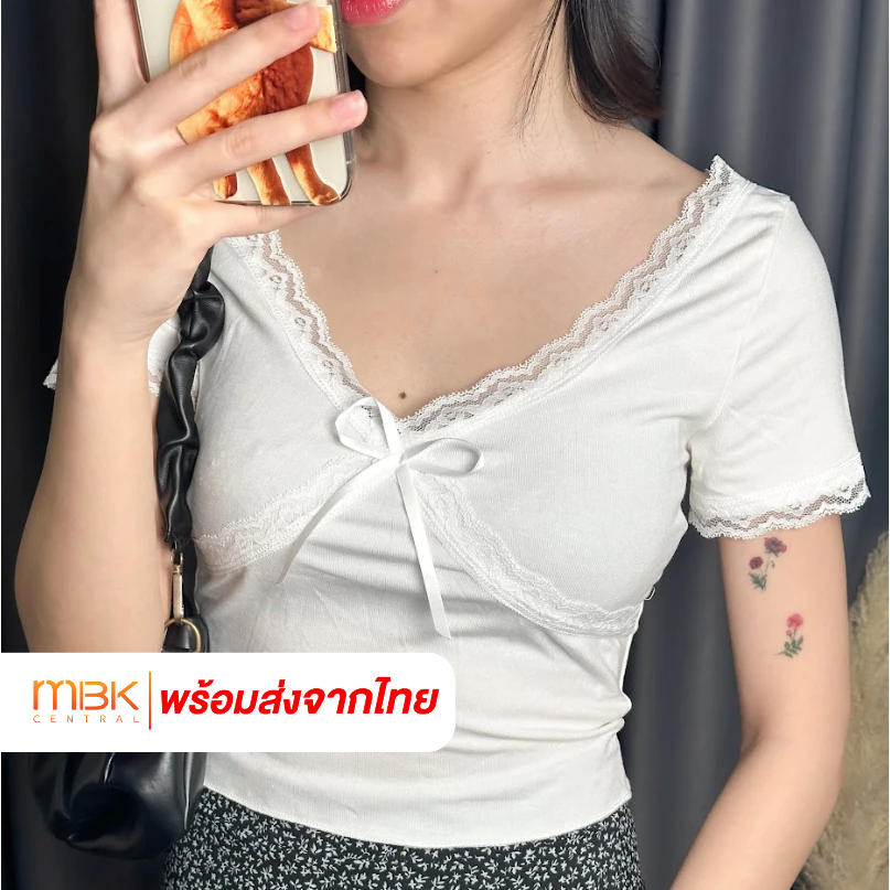 เสื้อครอปสีขาว เข้ารูปแฟชั่น สไตล์ y2k