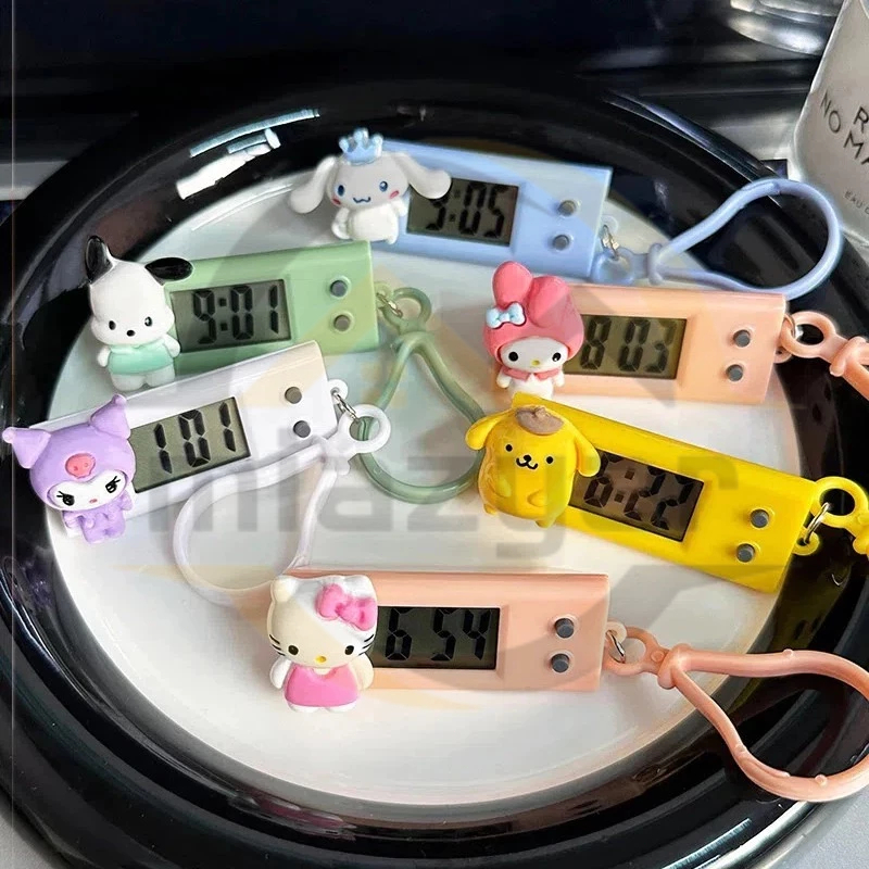SANRIO ซานริโอ นาฬิกาอิเล็กทรอนิกส์ จี้กุญแจ มินิแบบพกพาดิจิตอลอิเล็กทรอนิกส์สอบนาฬิกานักเรียนสก์ท็อปแขวนนาฬิกาเครื่องเข