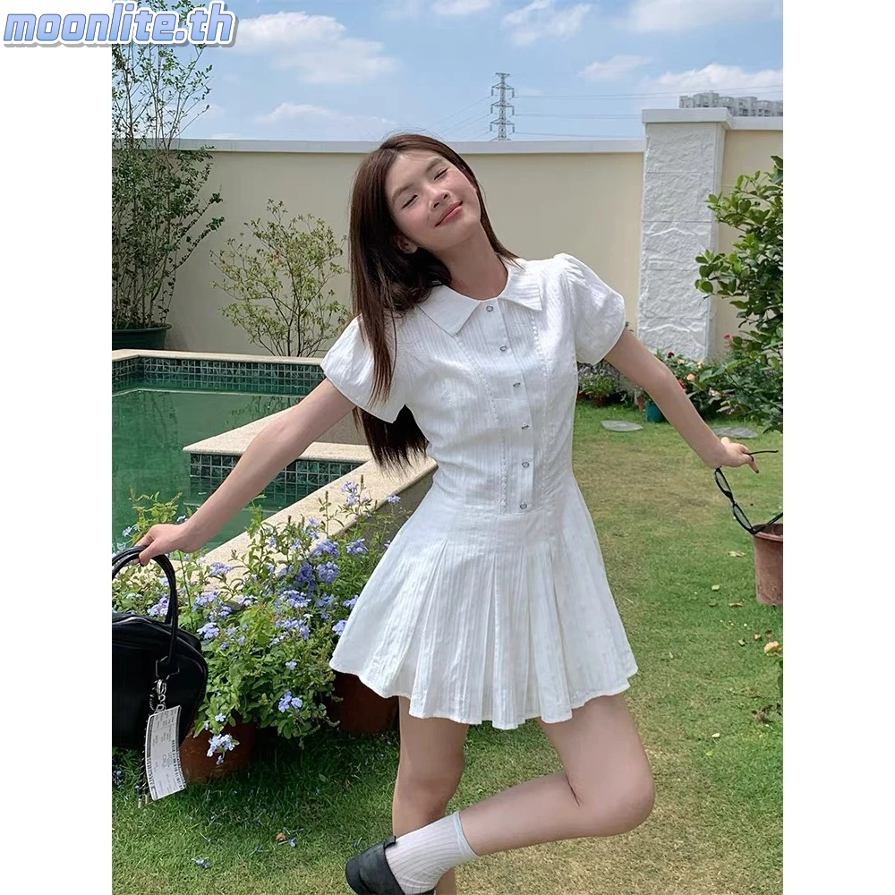ชุดเดรสแขนสั้นแฟชั่นสีขาว 2025 ผู้หญิงฤดูร้อนใหม่กระโปรงสั้นสีขาวน่ารักสไตล์ปาร์ตี้ moonlite.th