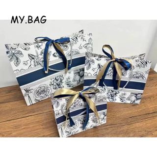 🍒🍒BAg🍒🍒 ถุงกระดาษ หูหิ้ว สีขาวกรม ลายดอกไม้ Happy Time มี2แบบ แถม ริบบิ้นโบว์2เส้น ใส่ของขวัญ ของรับไหว้ ถุงบรรจุภัณฑ์