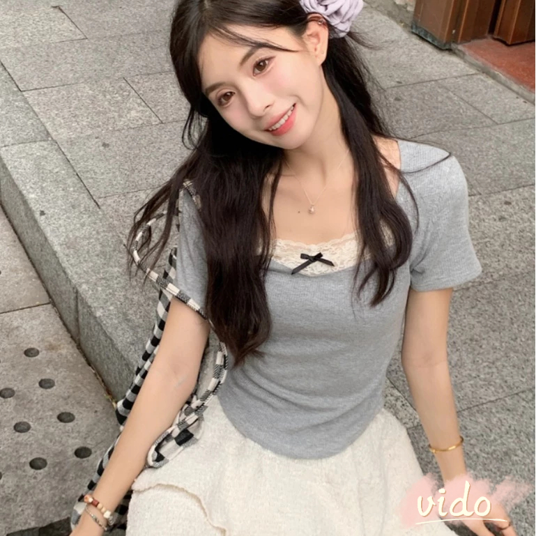 เสื้อยืดแขนสั้นขอบลูกไม้ผู้หญิงคอต่ำทรงเข้ารูปเสื้อยืดดีไซน์ Sense Short Top แต่งโบว์จิ๋วหน้าอก VIDO
