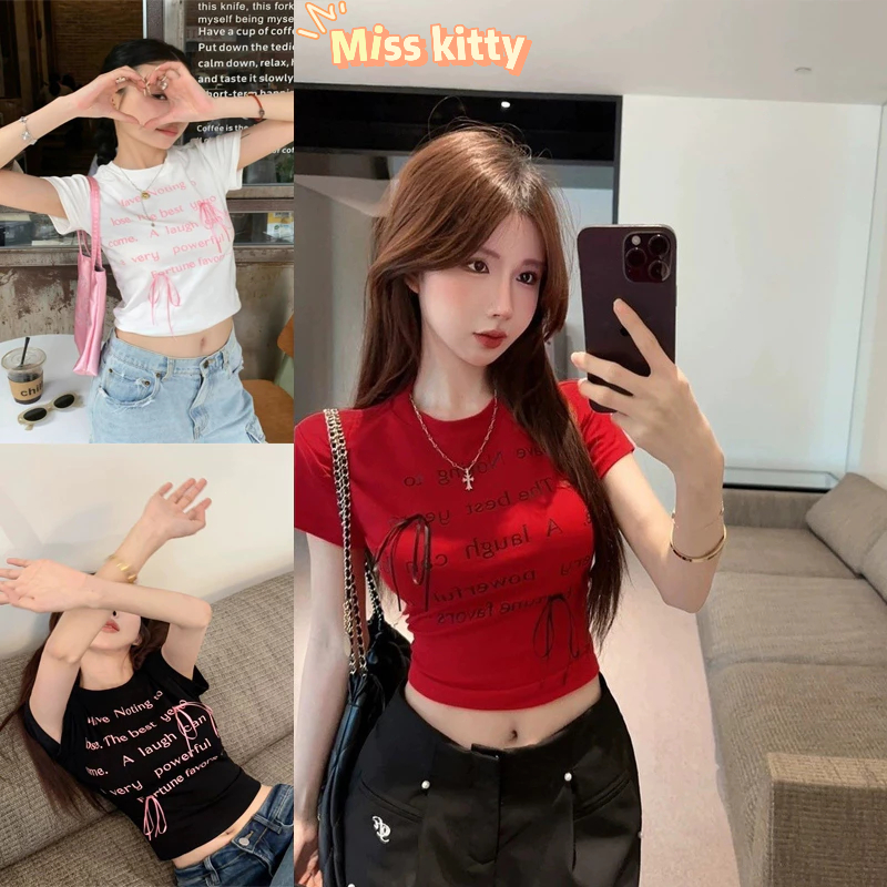 Miss Kitty จัดส่งที่รวดเร็ว ท่านหญิง เสื้อครอปไหมพรมแขนสั้นน่ารักมาก สกีนลายตัวอักษร สัพื้น *52055*