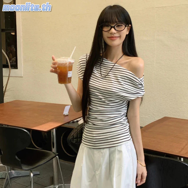 เสื้อยืดแขนสั้นดีไซน์เฉียงไหล่เฉียงสำหรับผู้หญิง 2025 ฤดูร้อนใหม่สุดฮอต เสื้อเปิดไหล่ลายทางรัดรูป Mo