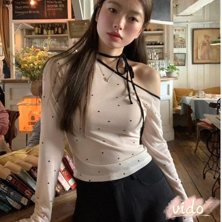 เสื้อครอปแขนยาวปาดไหล่ลายจุด ดีเทลแต่งสายคล้องคอ เข้ารูป ผ้าบางเบา ใส่สบายคิวท์ สไตล์สาวเกาหลี VIDO