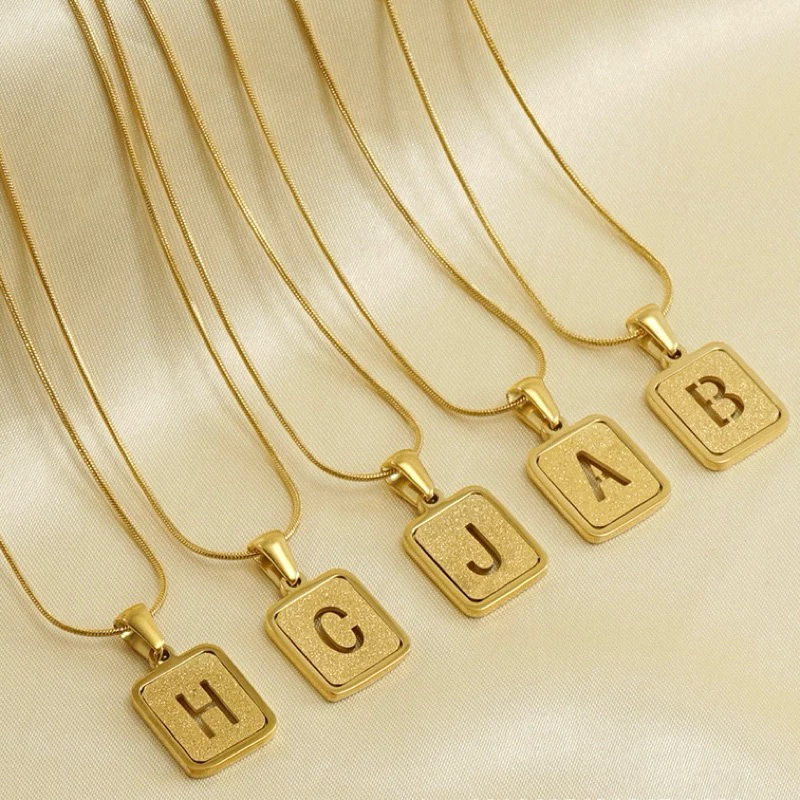 สร้อยตัวอักษร ทรายสีทอง สร้อยคอสเตนเลส 18K จี้ตัวอักษร สีทอง สําหรับผู้หญิง พร้อมส่ง