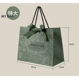 🌷🌷BAG🌷🌷 ถุงกระดาษ หูเชือก สีเขียวเข้ม พร้อมโบว์ผูก แต่งน่ารัก มีหลายขนาด สำหรับ ใส่ของขวัญ เสื้อผ้า เครื่องสำอาง