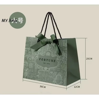 🌷🌷BAG🌷🌷 ถุงกระดาษ หูเชือก สีเขียวเข้ม พร้อมโบว์ผูก แต่งน่ารัก มีหลายขนาด สำหรับ ใส่ของขวัญ เสื้อผ้า เครื่องสำอาง