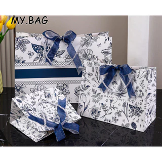 🍒🍒BAg🍒🍒 ถุงกระดาษ หูหิ้ว สีขาวกรม ลายดอกไม้ Happy Time มี2แบบ แถม ริบบิ้นโบว์2เส้น ใส่ของขวัญ ของรับไหว้ ถุงบรรจุภัณฑ์