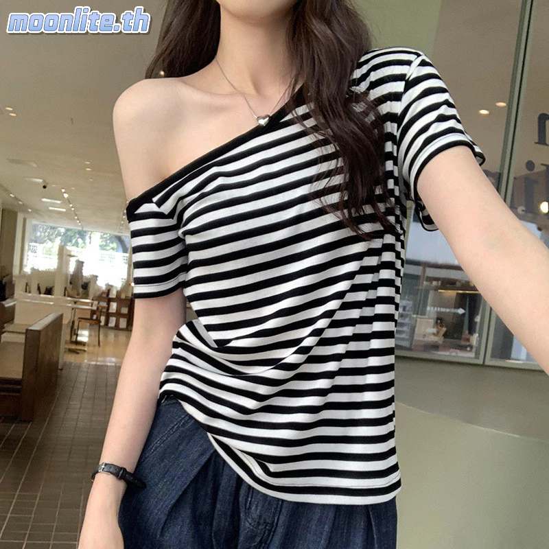 เสื้อยืดแขนสั้นลายทางสไตล์เกาหลีสำหรับผู้หญิง ดีไซน์ไม่สมมาตร เสื้อเปิดไหล่เก๋ๆ Moonlite.th
