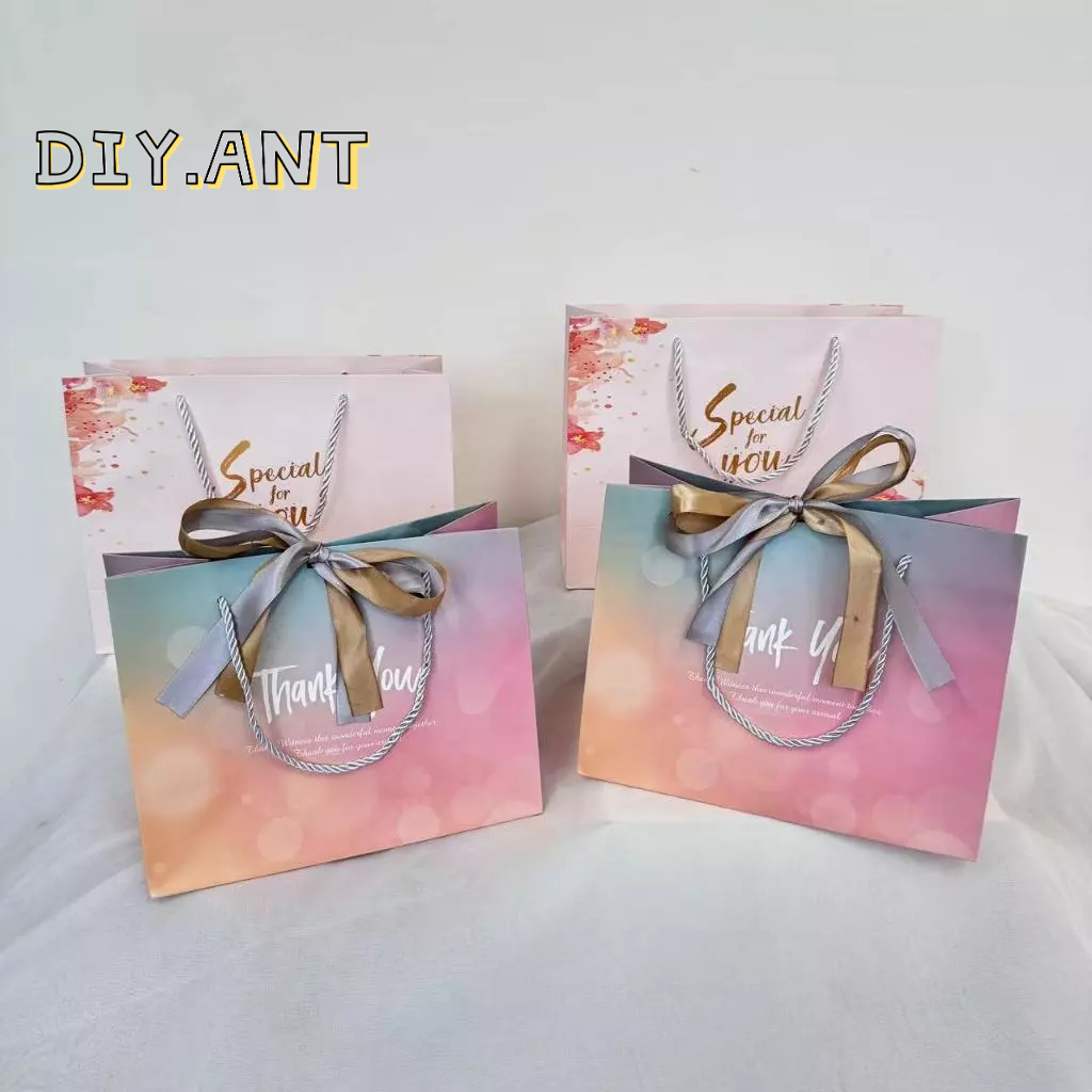 🥕🥕 ถุงกระดาษ ถุงหูหิ้ว ถุงของขวัญ มี 2 ขนาด (สินค้าพร้อมส่ง)