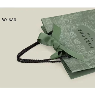 🌷🌷BAG🌷🌷 ถุงกระดาษ หูเชือก สีเขียวเข้ม พร้อมโบว์ผูก แต่งน่ารัก มีหลายขนาด สำหรับ ใส่ของขวัญ เสื้อผ้า เครื่องสำอาง