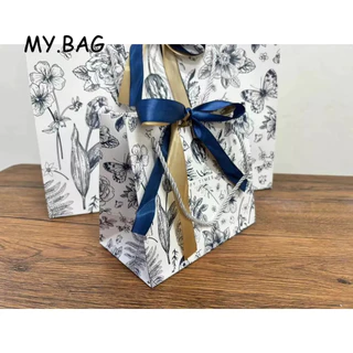 🍒🍒BAg🍒🍒 ถุงกระดาษ หูหิ้ว สีขาวกรม ลายดอกไม้ Happy Time มี2แบบ แถม ริบบิ้นโบว์2เส้น ใส่ของขวัญ ของรับไหว้ ถุงบรรจุภัณฑ์