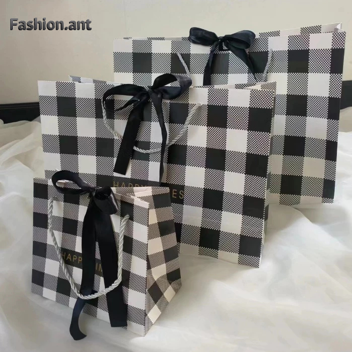 ✅พร้อมส่ง✅ถุงกระดาษสีดำ ลายสก็อต ถุงใส่ของช็อปปิ้ง /ของขวัญ พร้อมริ้มบิ้น