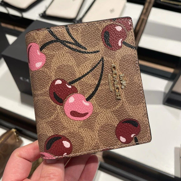 Medium Wallet-CZ618 CW789 CAR14 (Cherry) กระเป๋าสตางค์ผู้หญิง กระเป๋าเงินใบสั้น กระเป๋าใส่บัตร ลายเช