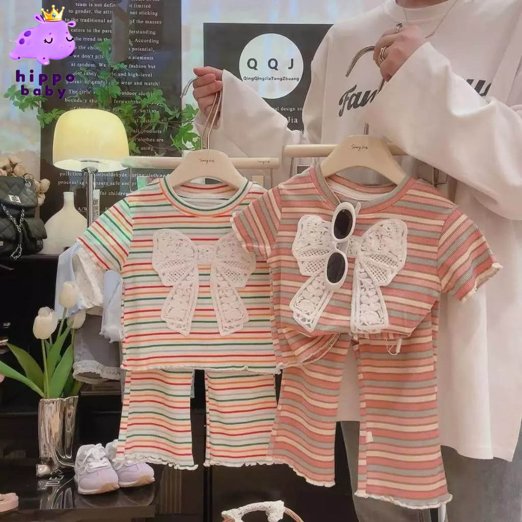 ชุดฤดูร้อนใหม่สำหรับเด็กผู้หญิง ชุด 2 ชิ้น: เสื้อยืดแขนสั้น + กางเกงขายาว ดีไซน์ลายทางหลากสีสัน พร้อมตกแต่งด้วยโบว์ลูกไม