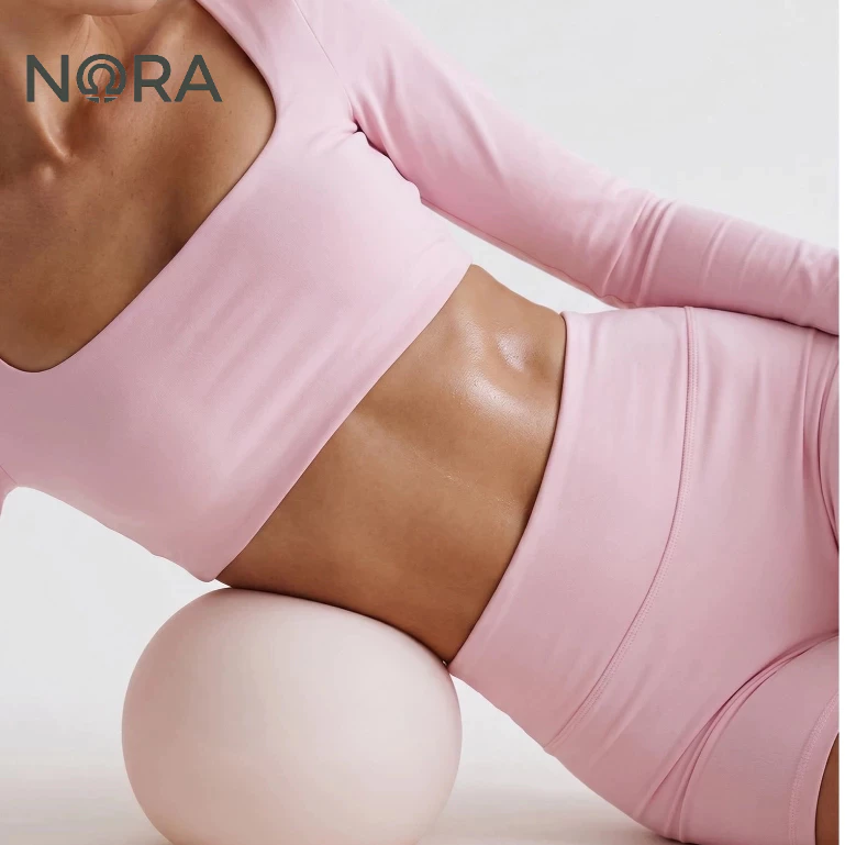 NORA ชุดออกกำลังกาย เสื้อและกางเกงขาสั้น ผ้าสี่ทิศทางยืดหยุ่นสูง มีฟองน้ำรองหน้าอกในตัว เหมาะสำหรับออกกำลังกายที่ฟิตเนส