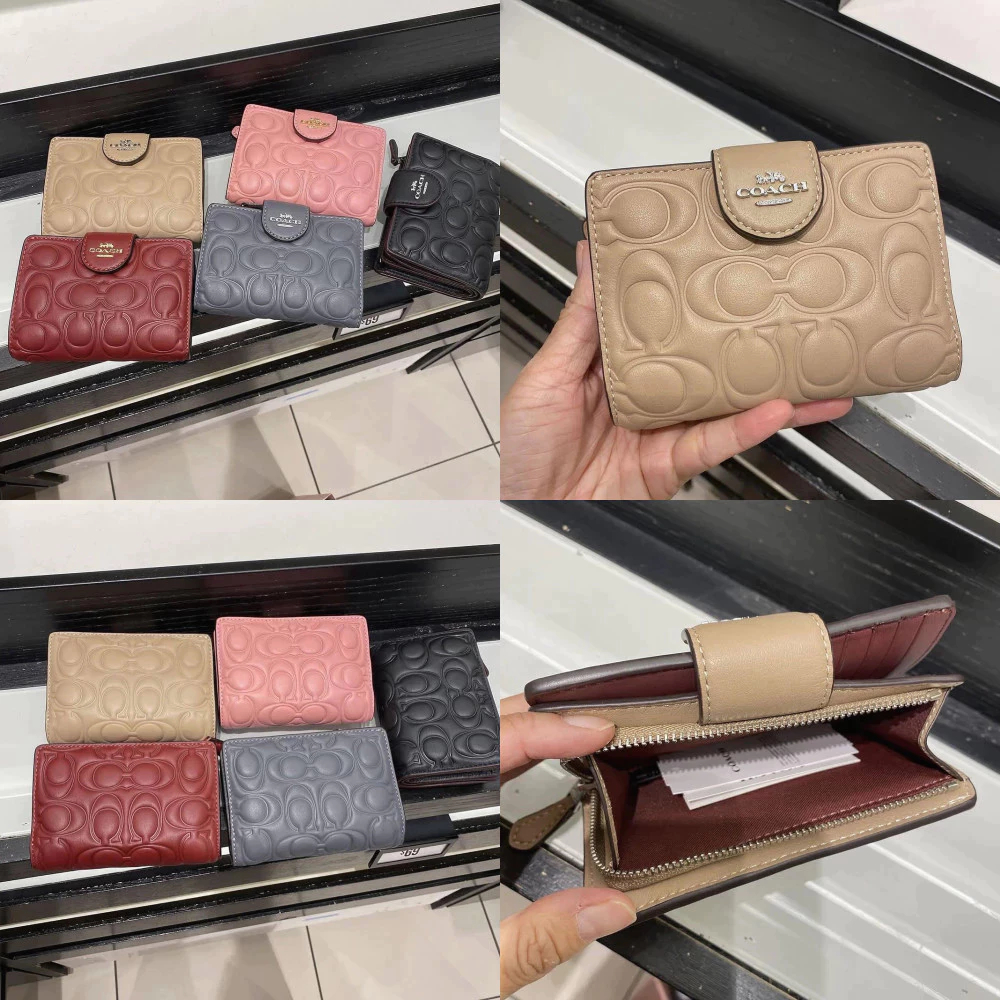 Women Short Wallet กระเป๋าสตางค์ผู้หญิง กระเป๋าตังค์ใบกลาง กระเป๋าหนังปั๊มลาย CM241 JC8O5A3CH
