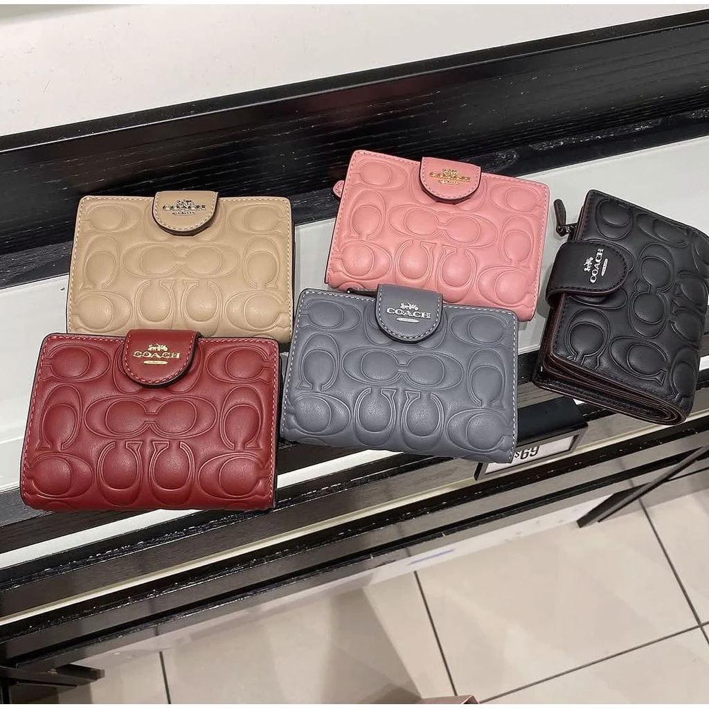 Women's Short Wallet CM241 CM997 กระเป๋าสตางค์ผู้หญิง กระเป๋าตังค์ใบกลาง กระเป๋าหนังปั๊มลาย C5O3A8D2