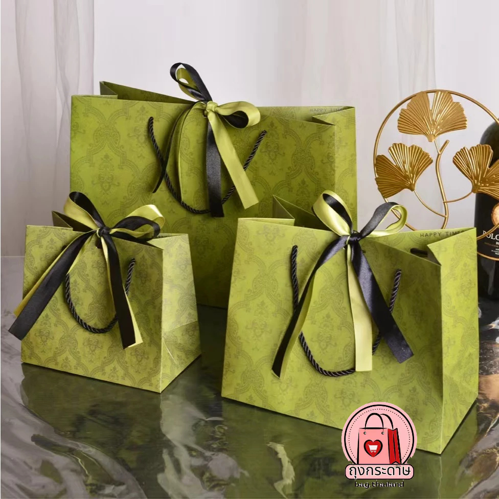 ถุงกระดาษสีเขียวลายไทย พร้อมริบบิ้น2เส้น ใส่ของชำร่วย ถุงรับไหว้ผู้ใหญ่