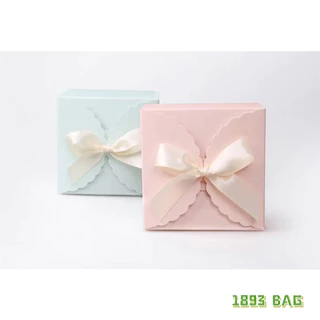 🔖 กล่องของขวัญ ผูกริบบิ้น ผ้าปิดแบบหยัก สีน่ารัก 9*9*5 ซม. พร้อมส่ง