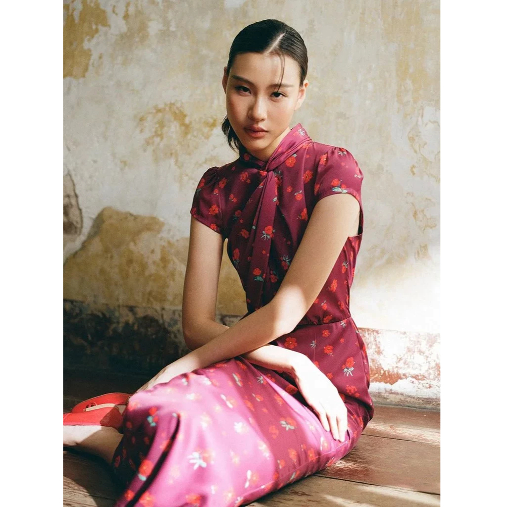 [Pomelo] เดรสลายดอกไม้ดีเทลลายเกลียว / Floral Front Twist Dress