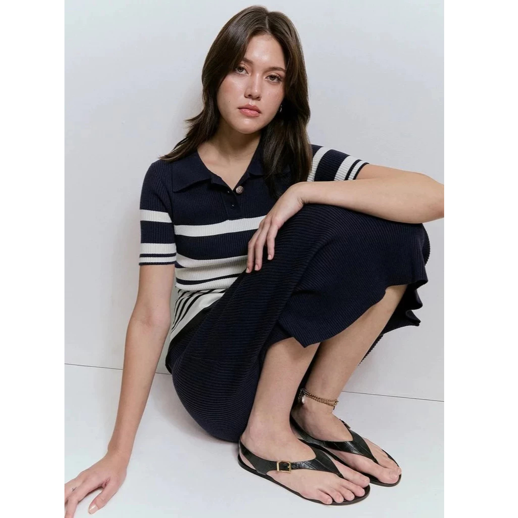 [Pomelo] เดรสถักร่องคอโปโลลายขวางตัดสี / Short Sleeve Polo Collar Striped Midi Dress