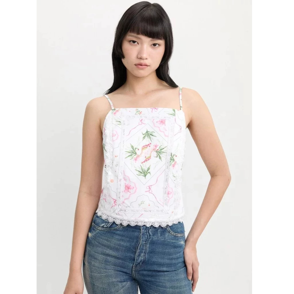 [Pomelo] เสื้อสายเดี่ยวคอเหลี่ยมแต่งขอบลูกไม้หยัก / Square Neck Lace Trim Cami with Graphic Print