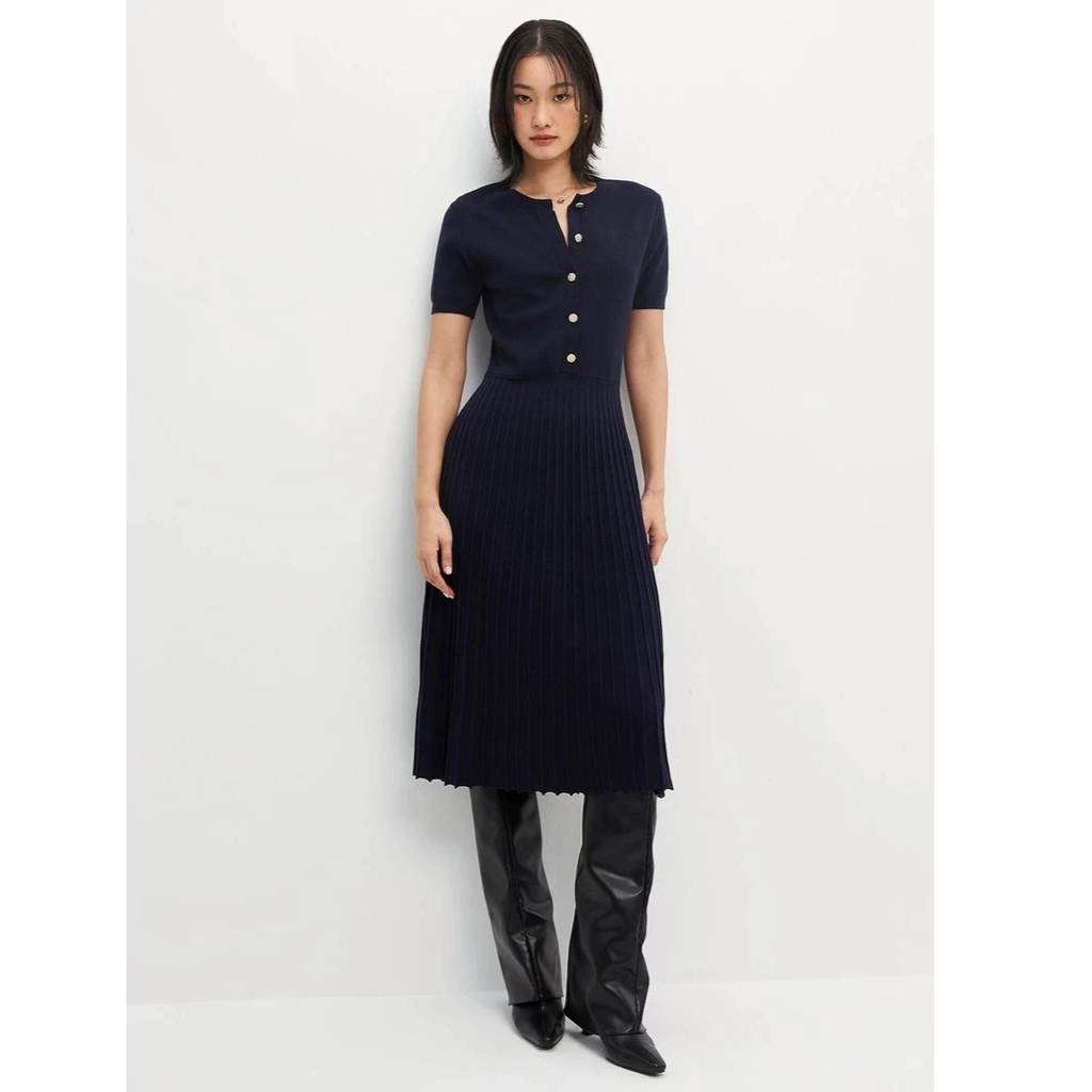 [Pomelo] เดรสพลีทยาวผ้าไหมพรมมาพร้อมกระดุมทั้งตัว / Knitted Pleated Button Midi Dress