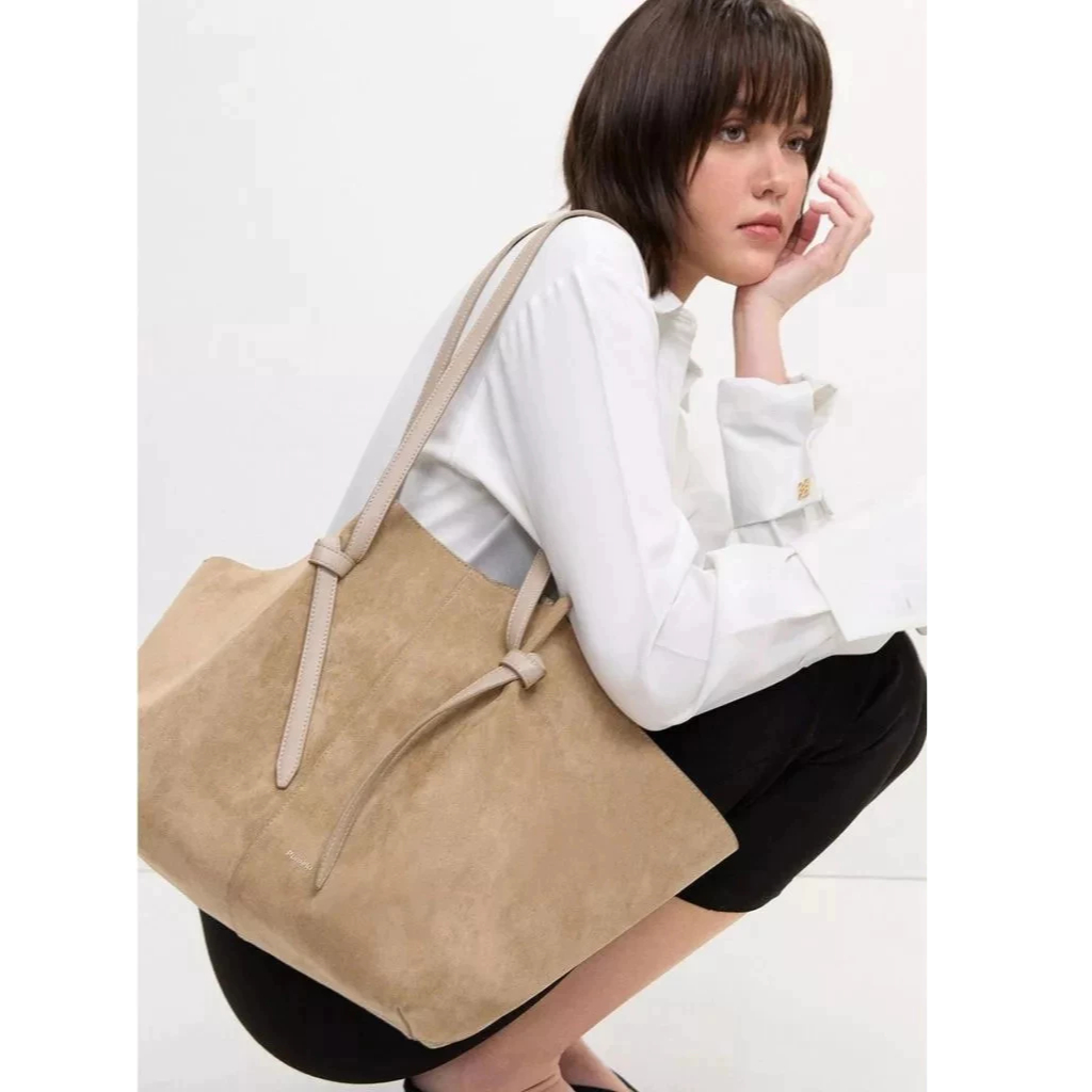 [Pomelo] กระเป๋าทรงโท้ทผ้ากำมะหยี่ / Suede Tote Bag