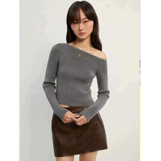 [Pomelo] เสื้อปาดไหล่ไหมพรมแขนยาว / Asymmetric Knit Top