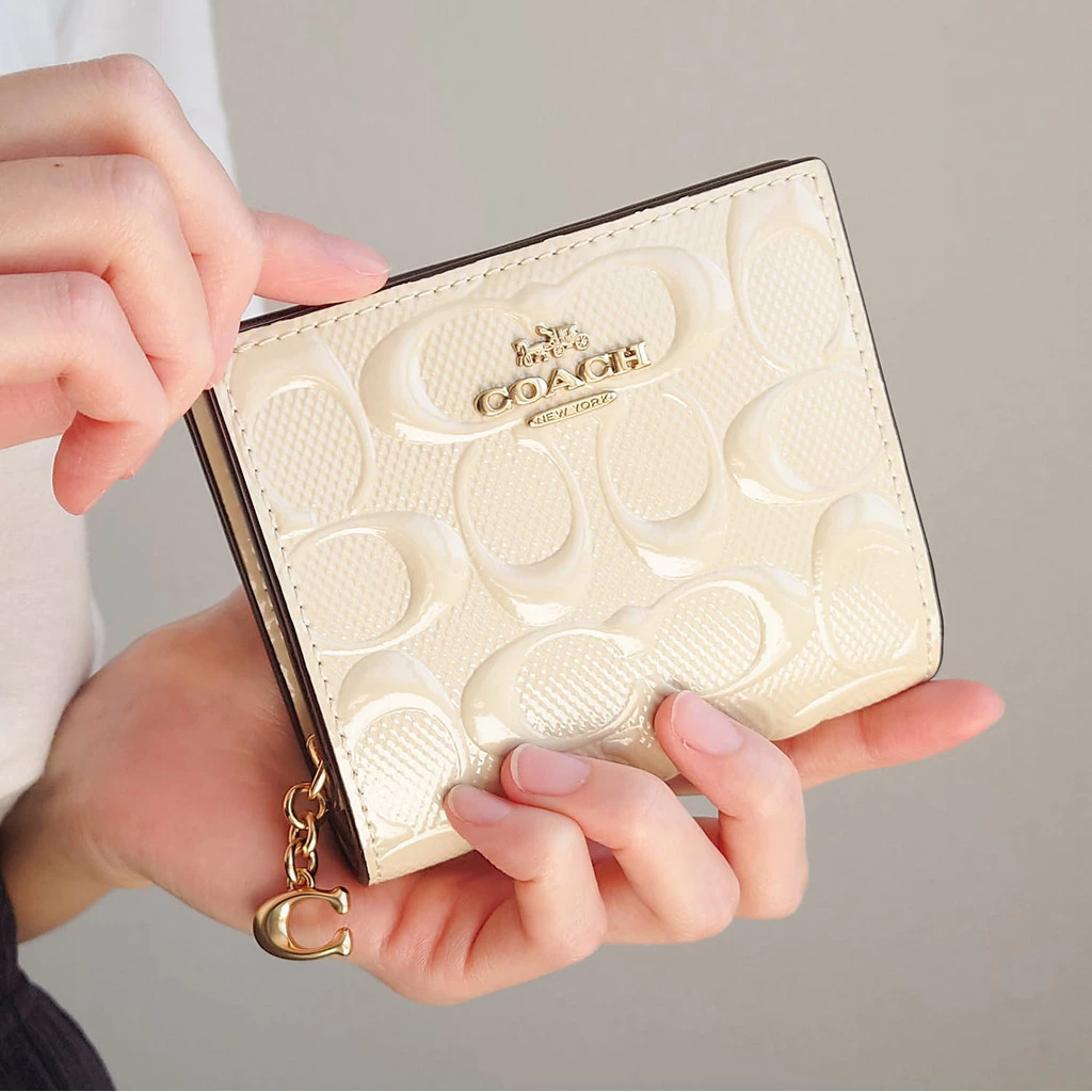 Women Medium Wallet กระเป๋าสตางค์ กระเป๋าใส่เหรียญ CT982 CV415 กระเป๋าสตางค์สั้นพับสองตอน เปิดปิดด้ว