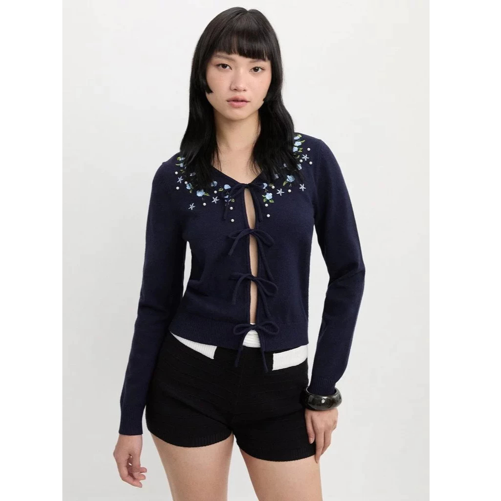 [Pomelo] เสื้อคาร์ดิแกนแขนยาวปักลายดอกไม้ผูกโบว์หน้า / V Neck Long Sleeve Knit Cardigan Floral Embroidery