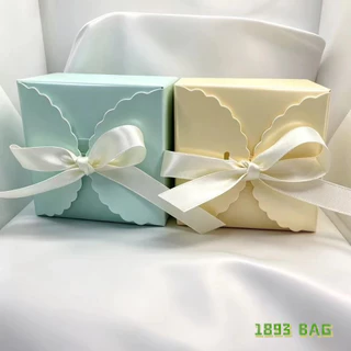 🔖 กล่องของขวัญ ผูกริบบิ้น ผ้าปิดแบบหยัก สีน่ารัก 9*9*5 ซม. พร้อมส่ง