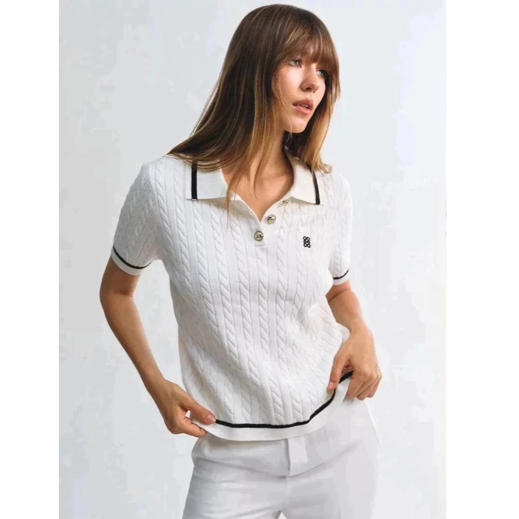 [Pomelo] เสื้อโปโลไหมพรมลวดลายถักสายมาพร้อมกระดุมอะไหล่เงิน / Cable Knitted Polo Top with Silver Hardware Detail