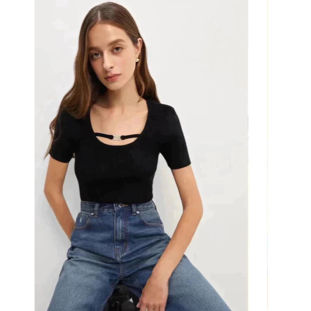 [Pomelo] เสื้อไหมพรมแต่งดีเทลสายคาด / Strap Detail Knitted Top