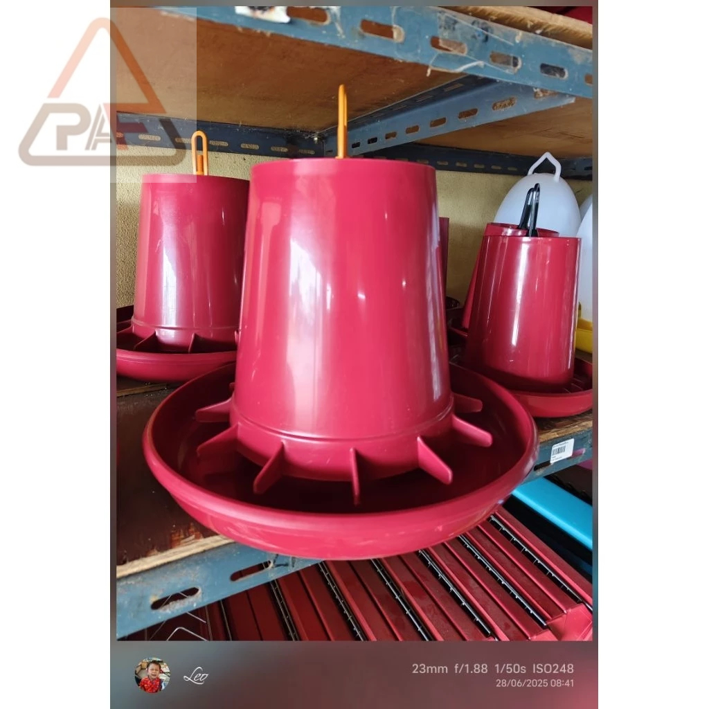 ส่งฟรี ถังอาหารไก่ (เล็ก) สีแดง บรรจุได้ 1 กิโลกรัม แยกช่อง หัวสปริงปรับระดับ พลาสติกล้วน