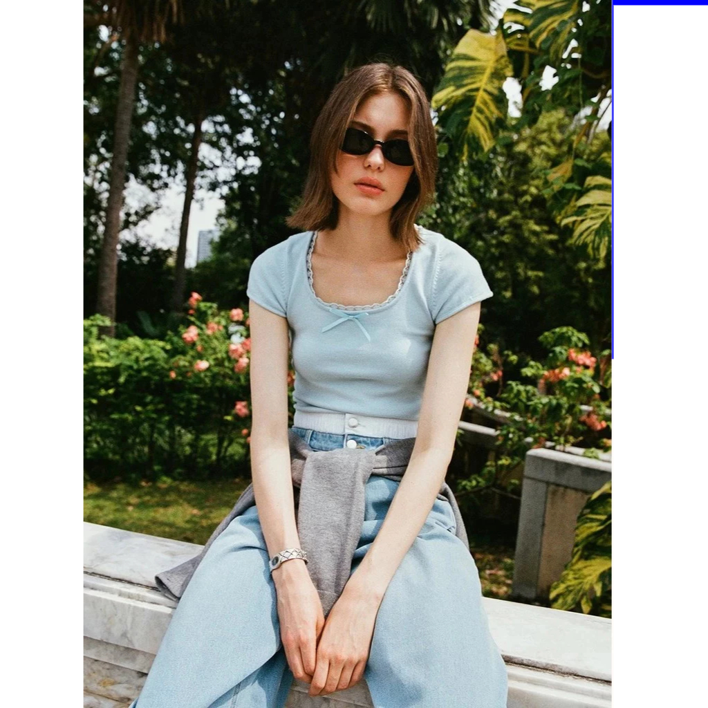 [Pomelo] เสื้อลูกไม้แต่งโบว์ดีเทลลูกไม้ / Bow Detail Lace Hem Blouse