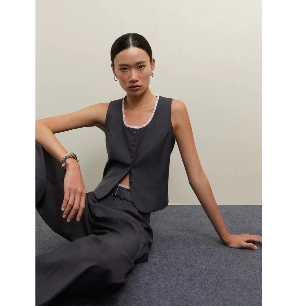 [Pomelo] เสื้อกั๊กแต่งขอบลูกไม้ / Lace Trim Vest