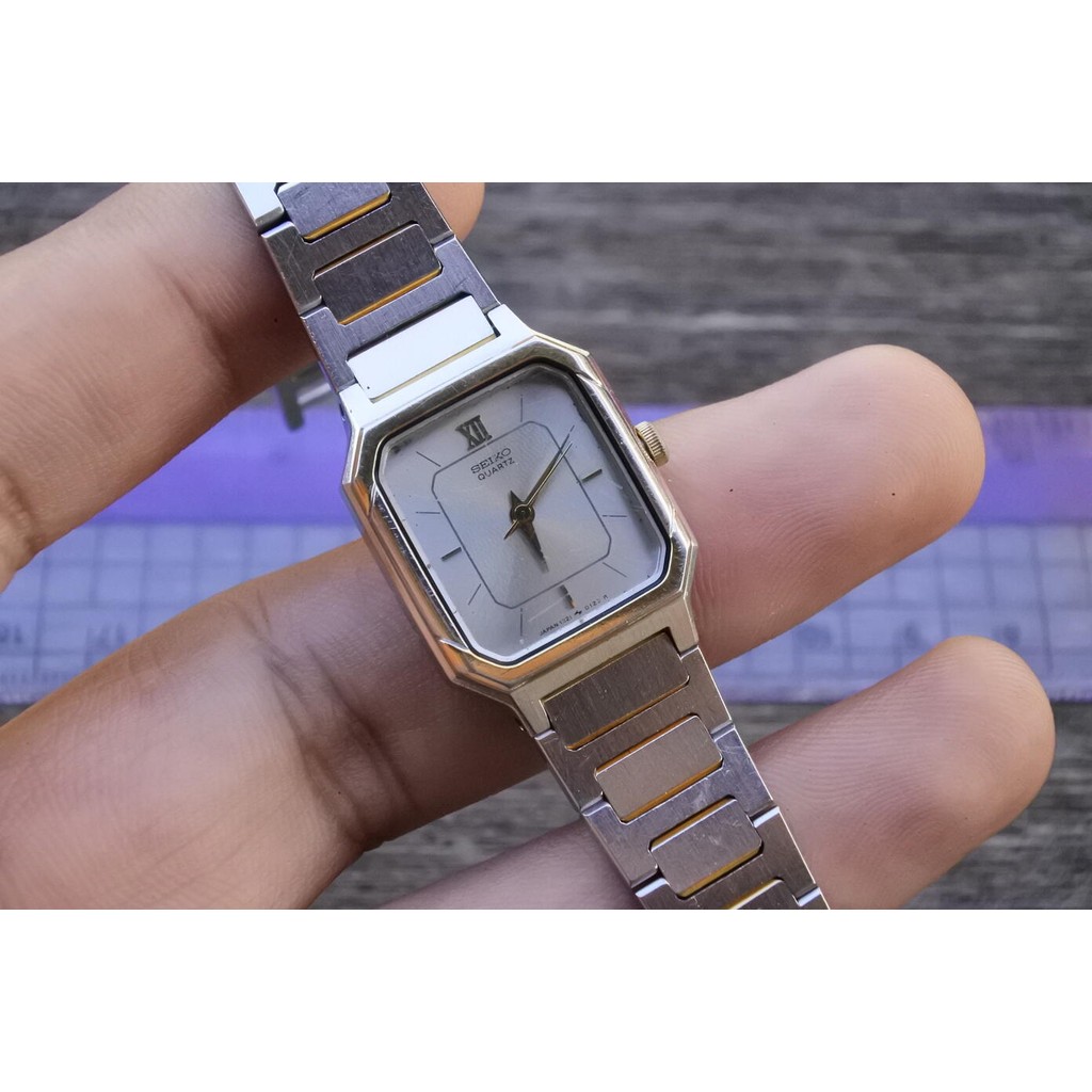 นาฬิกา Vintage มือสองญี่ปุ่น Seiko 1221 5060 Silver Dial ผู้หญิง Quartz ทรง8เหลี่ยม 21mm
