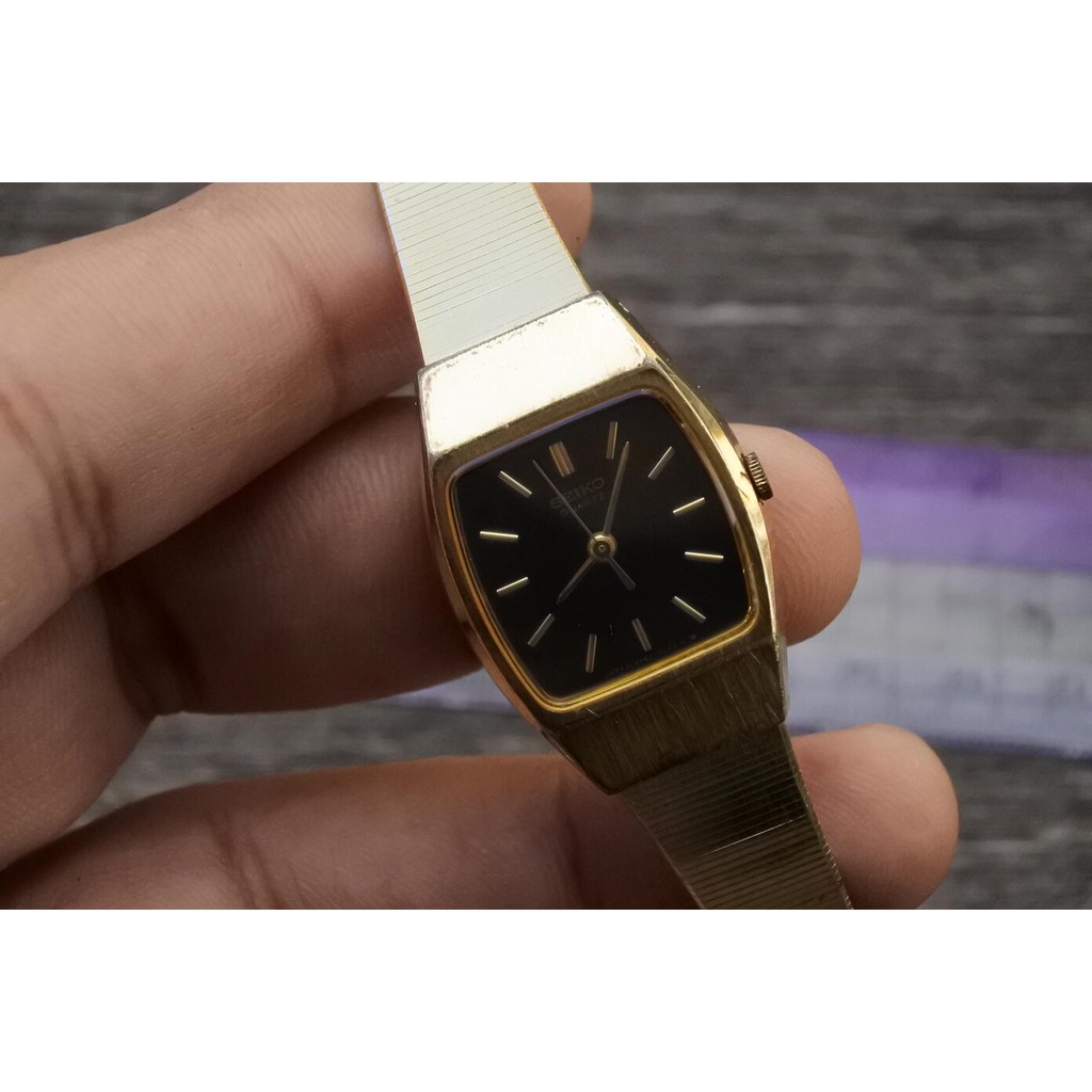 นาฬิกา Vintage มือสองญี่ปุ่น Seiko Gold Plated 3421 5090 Black Dial ผู้หญิง Quartz รูปทรงเบาะ 25mm