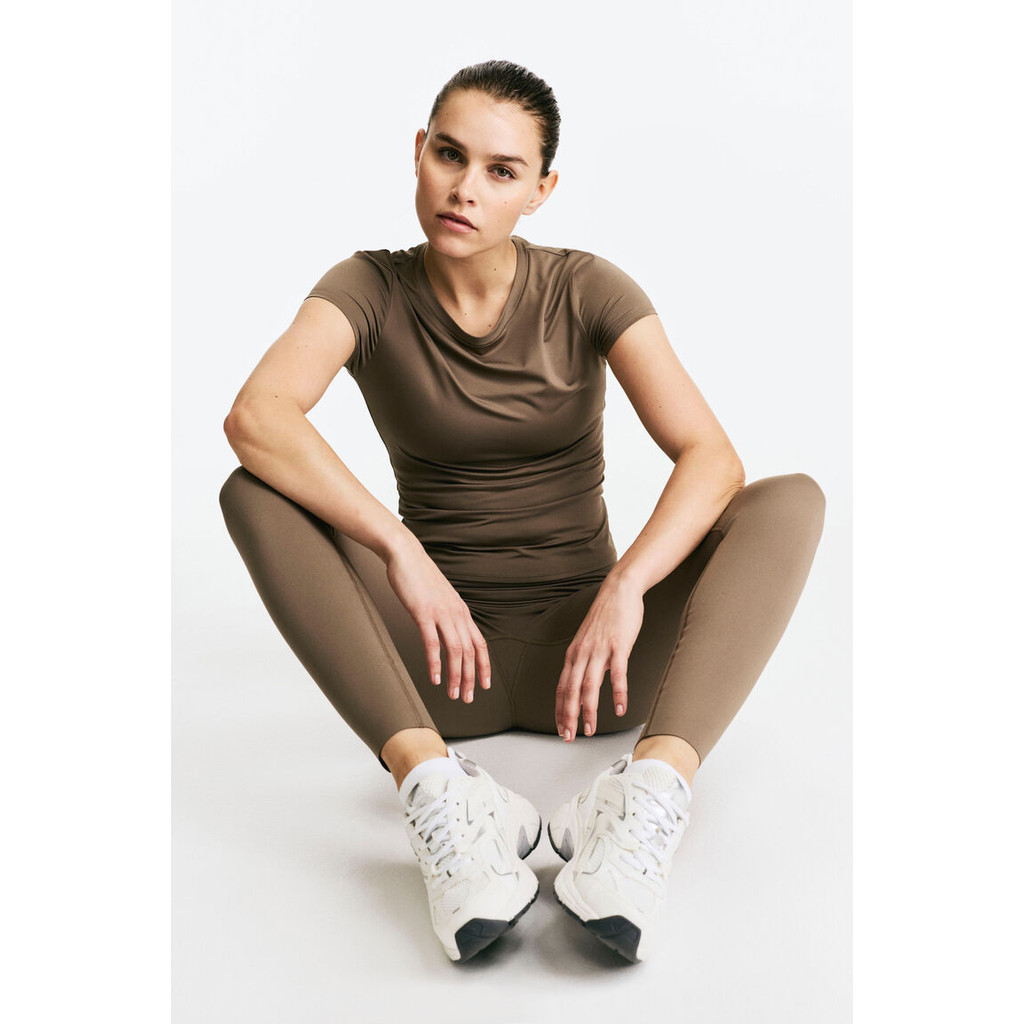 H&M(เอชแอนด์เอ็ม) เสื้อกีฬาแบบ Sports top ที่มาพร้อมกับเทคโนโลยี DryMove™ ผู้หญิง 1285424