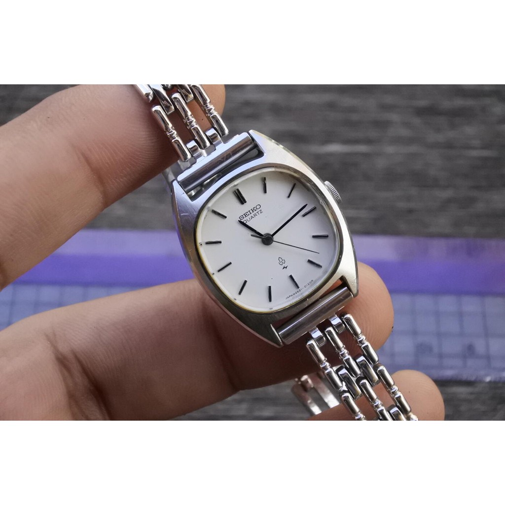 นาฬิกา Vintage มือสองญี่ปุ่น Seiko 2621 5080 White Dial ผู้หญิง Quartz รูปทรงเบาะ 23mm