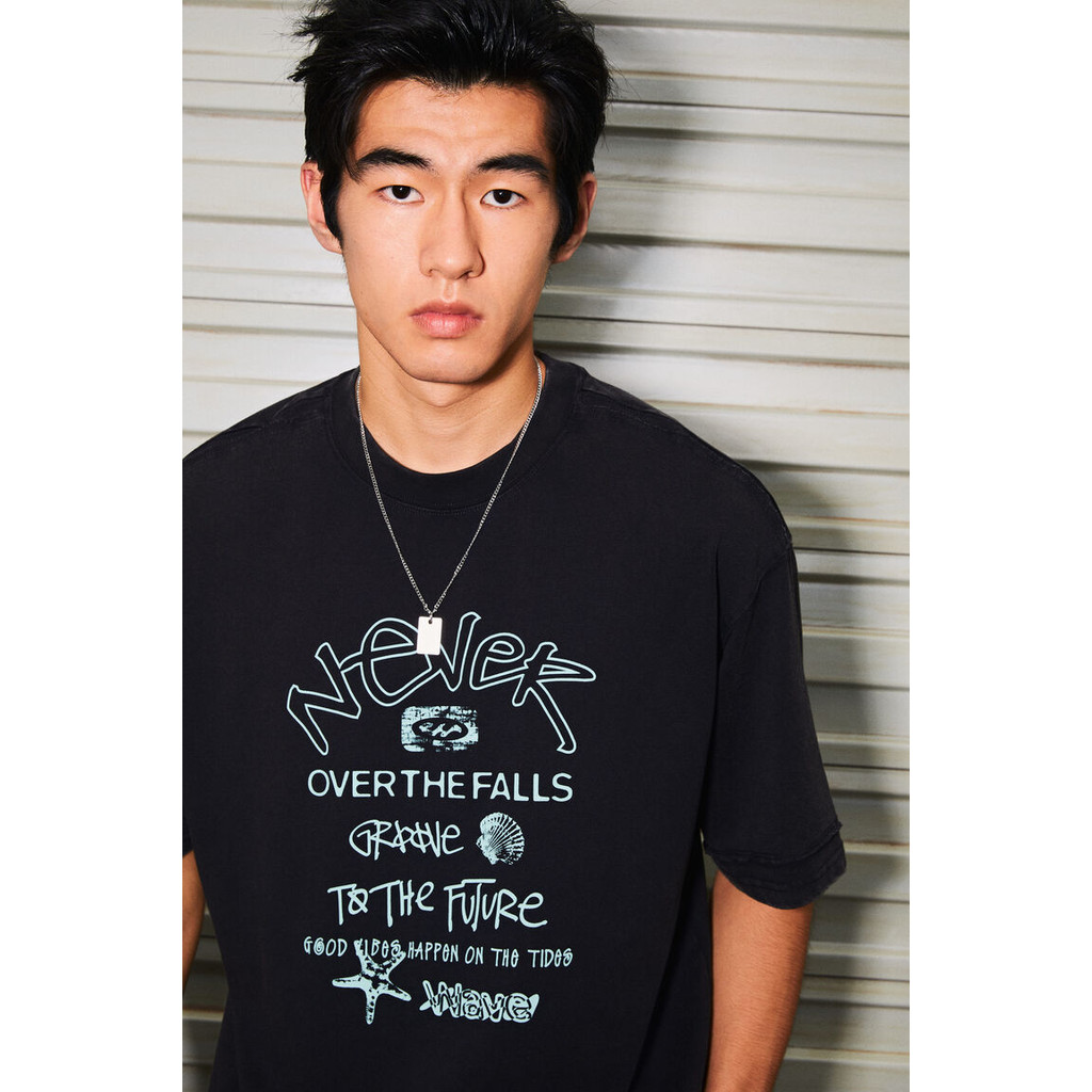 H&M(เอชแอนด์เอ็ม) เสื้อยืดพิมพ์ลายแบบหลวม ผู้ชาย 1288832