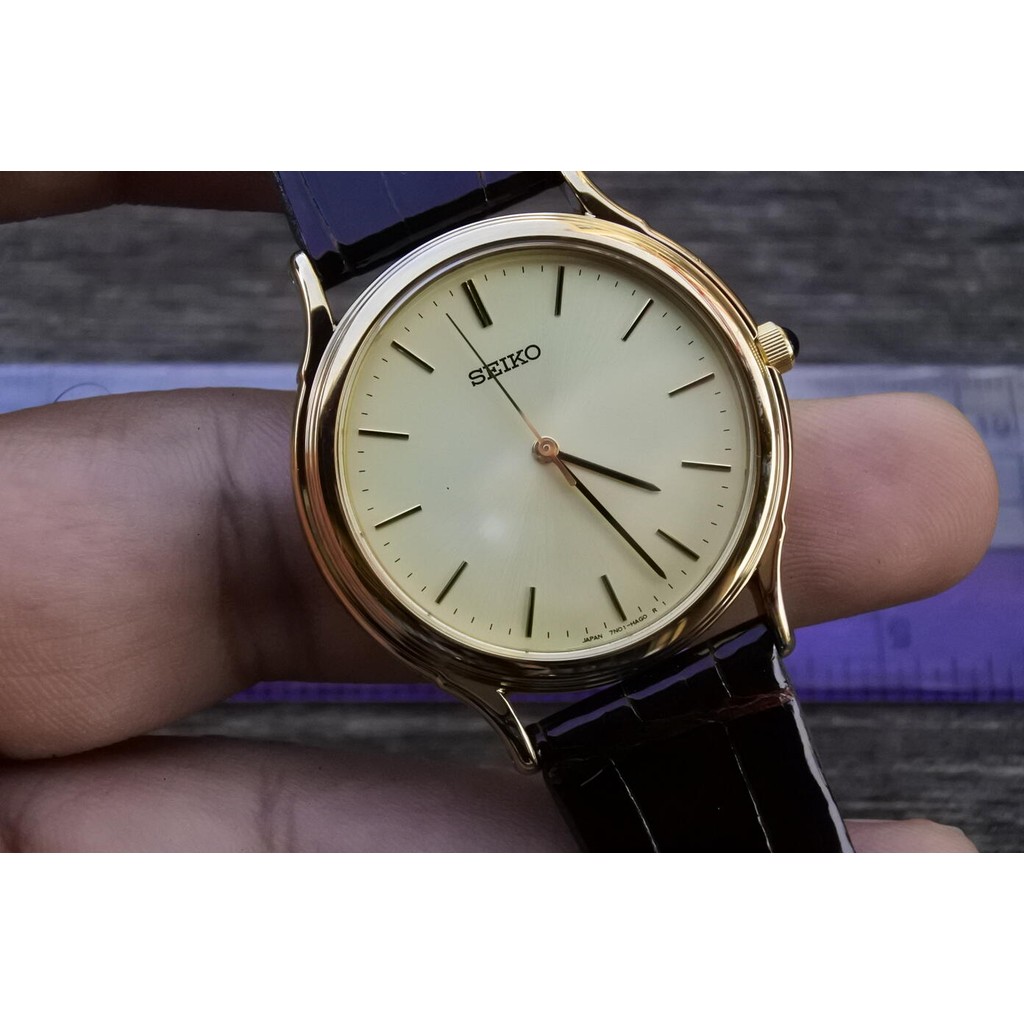 นาฬิกา Vintage มือสองญี่ปุ่น Seiko 7N01 6910 Yellow Dial ผู้ชาย Quartz ทรงกลม 35mm