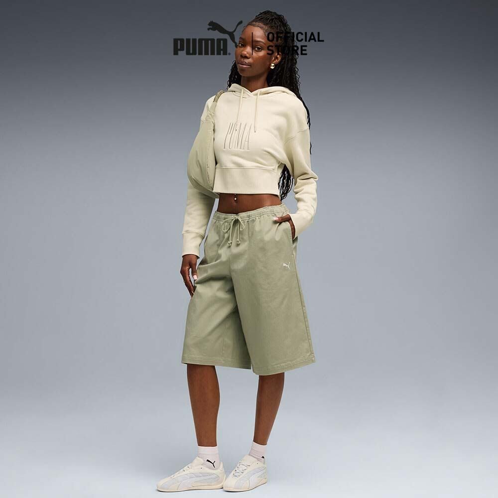 PUMA Prime/Select กางเกงยีนส์ขาสั้นผ้าทอทรงหลวม Wardrobe Essentials 14 นิ้ว สำหรับผู้หญิง สีเขียว - 63074282