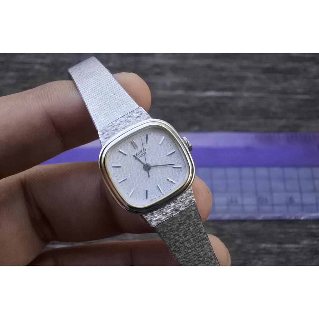 นาฬิกา Vintage มือสองญี่ปุ่น Seiko Gold Plated 1421 5090 White Dial ผู้หญิง Quartz รูปทรงเบาะ 26mm