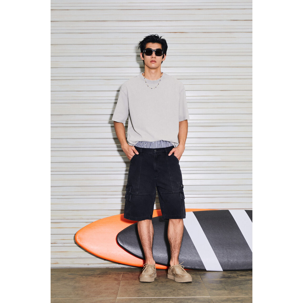 H&M(เอชแอนด์เอ็ม) กางเกงขาสั้นเดนิมทรงหลวมแบบ Cargo ผู้ชาย 1288844