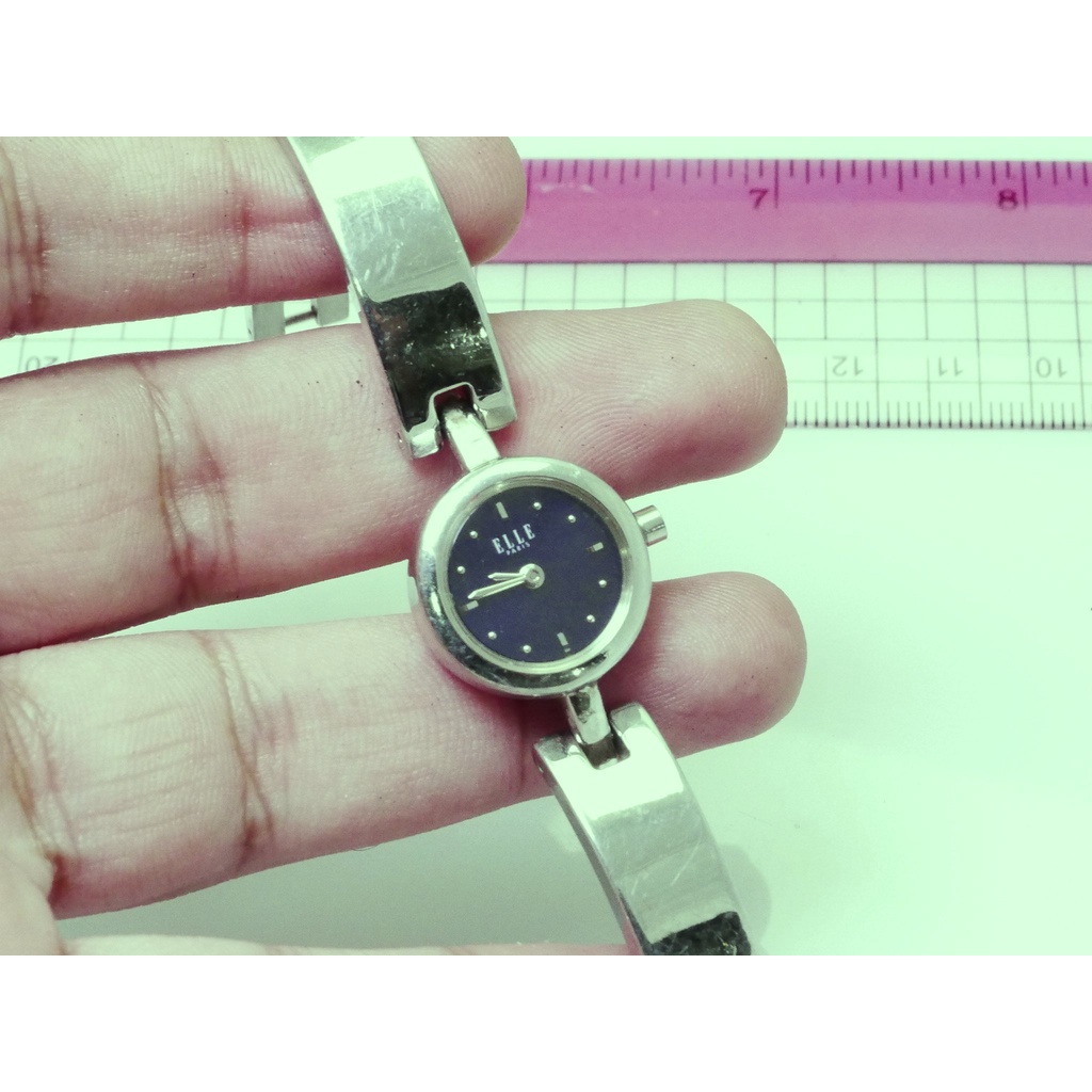 นาฬิกา Vintage มือสองญี่ปุ่น ELLE PARIS รูปทรงกำไล QUARTZ ผู้หญิง ทรงกลม กรอบเงิน หน้าดำ หน้าปัด 21ม