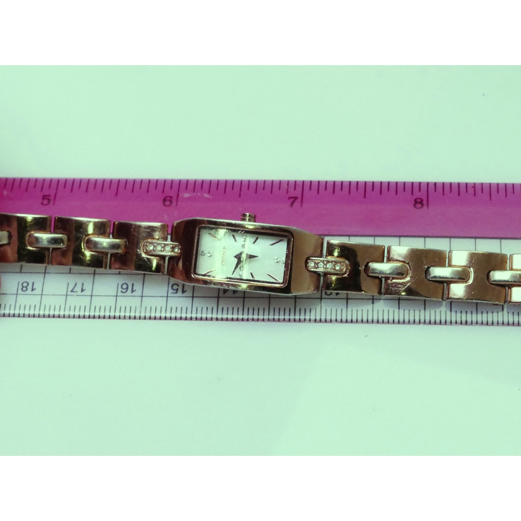 นาฬิกา Vintage มือสองญี่ปุ่น DKNY ระบบ QUARTZ ผู้หญิง ทรงสี่เหลี่ยม กรอบทอง หน้าขาว หน้าปัด 15มม ตัว