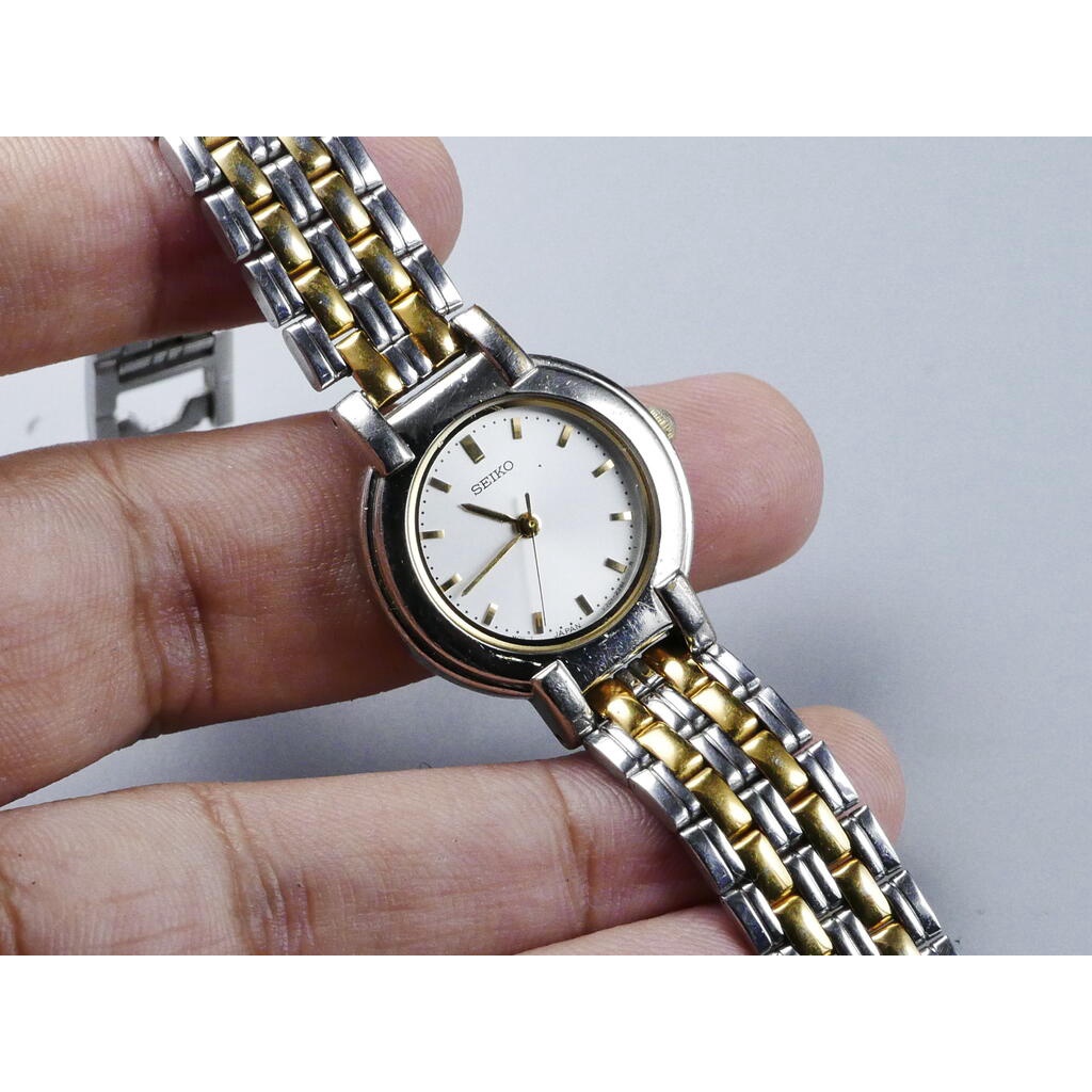นาฬิกา Vintage มือสองญี่ปุ่น SEIKO V701 1791 ระบบ QUARTZ ผู้หญิง ทรงกลม กรอบทอง หน้าขาว หน้าปัด 25มม